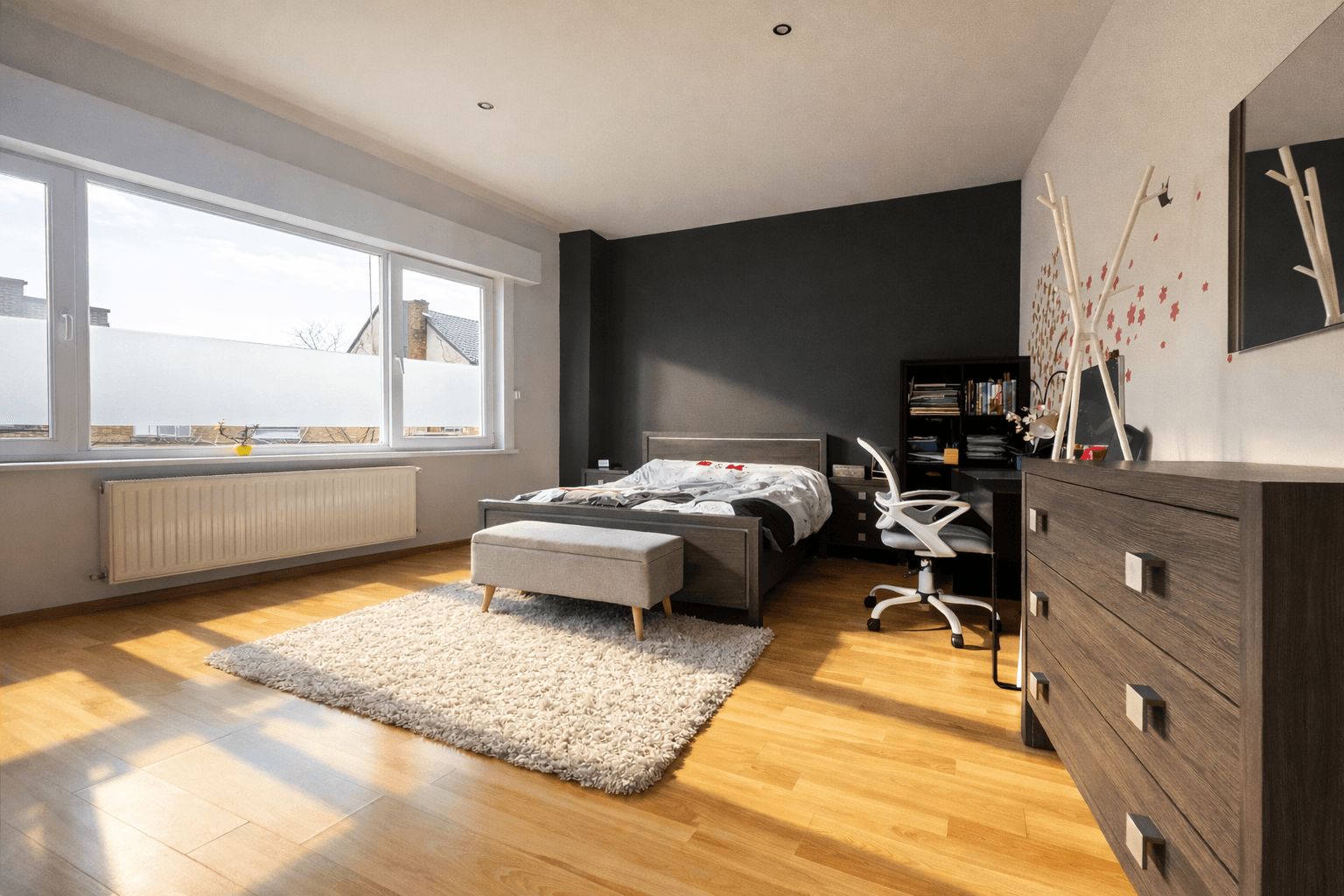Ruime slaapkamer met grote ramen