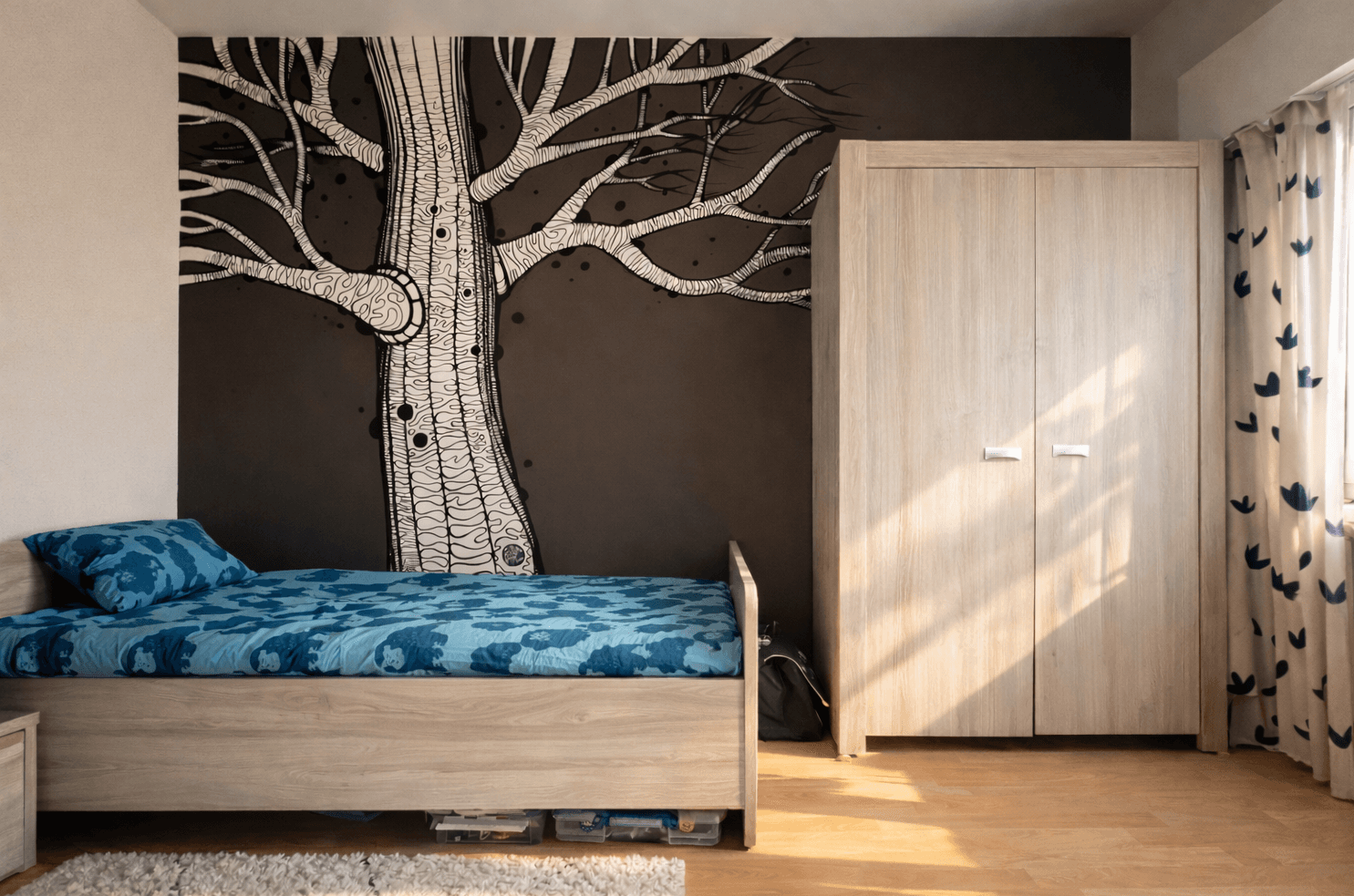Ruime slaapkamer met kunstwerk van Gijs Vanhee