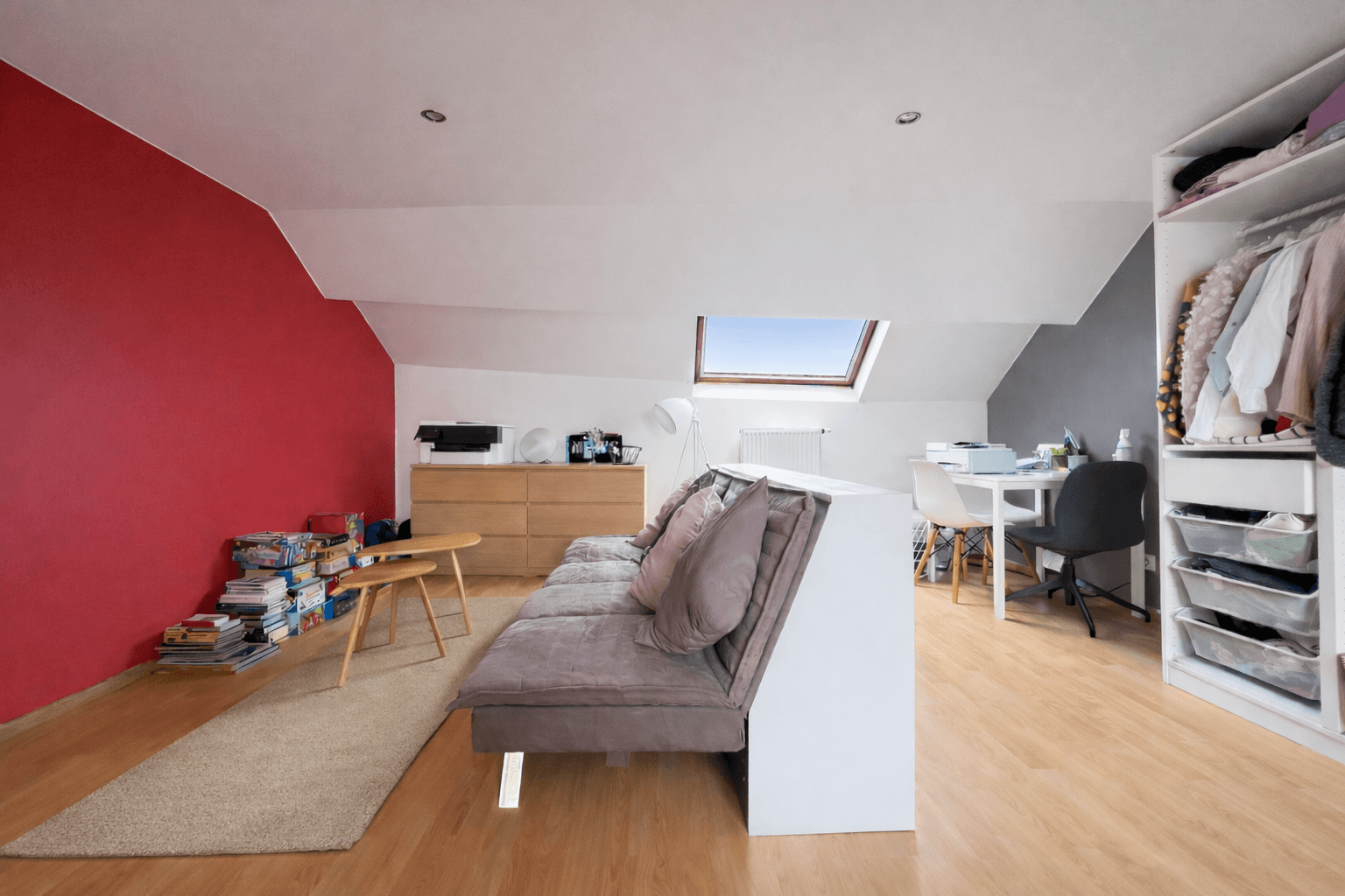 Ruime slaapkamer met zitgedeelte