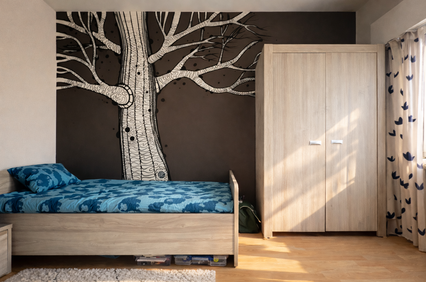 Ruime slaapkamer met kunstwerk van Gijs Vanhee