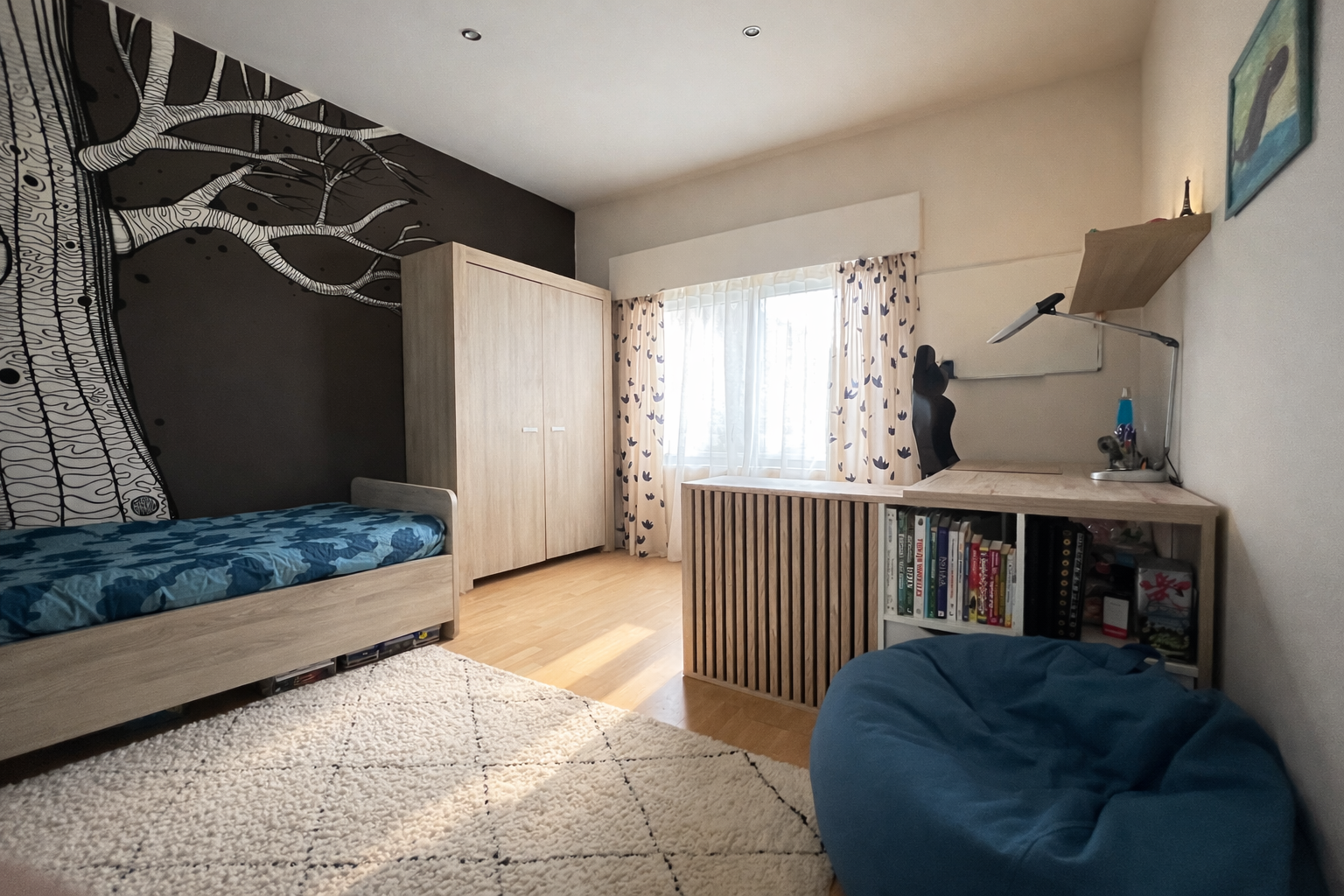 Ruime slaapkamer met zicht op de tuin