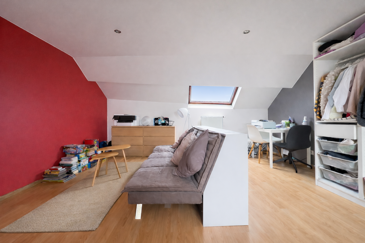 Ruime slaapkamer met zitgedeelte